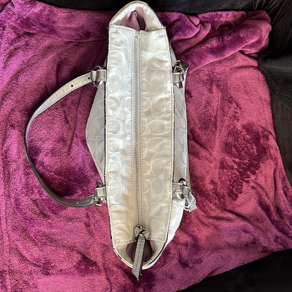 Coach Signature Gallery Jacquard Tote Silver and White - Picture 10 of 14